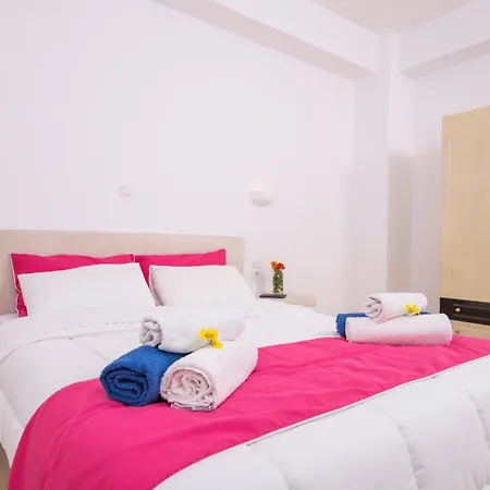 1- Bed Near Black Beach-sleeps 4-parking *
