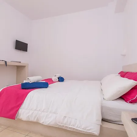 Διαμέρισμα 1- Bed Near Black Beach-sleeps 4-parking