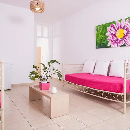 1- Bed Near Black Beach-sleeps 4-parking Διαμέρισμα