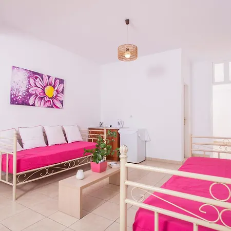 Διαμέρισμα 1- Bed Near Black Beach-sleeps 4-parking *